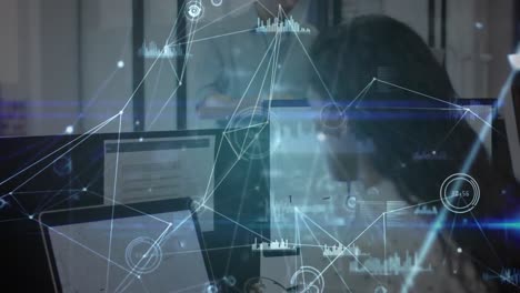animación de la red de conexiones y procesamiento de datos sobre la mujer de negocios que utiliza computadoras en la oficina