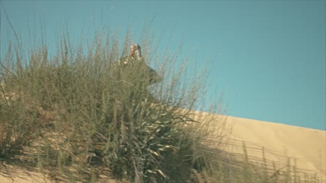 mujer gitana ondeando su vestido y bailando en una duna de arena del desierto