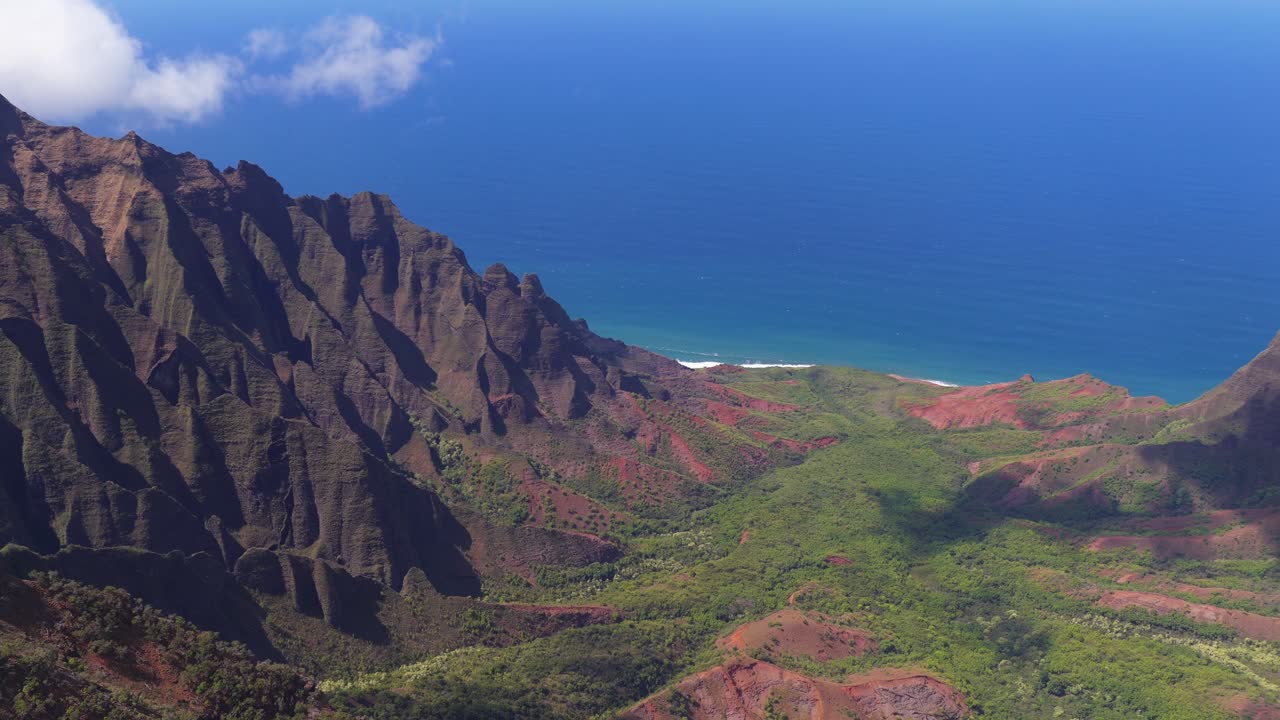 4K Aerial of Nãpali Coast State Wilderness Park in Kauai, Hawaii, USA