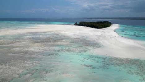 Panorama-De-La-Isla-Y-El-Atolón-De-Mnemba-En-Zanzíbar,-Tanzania-áfrica-Paraíso-De-Buceo-Y-Esnórquel,-Muñeca-Aérea-Izquierda