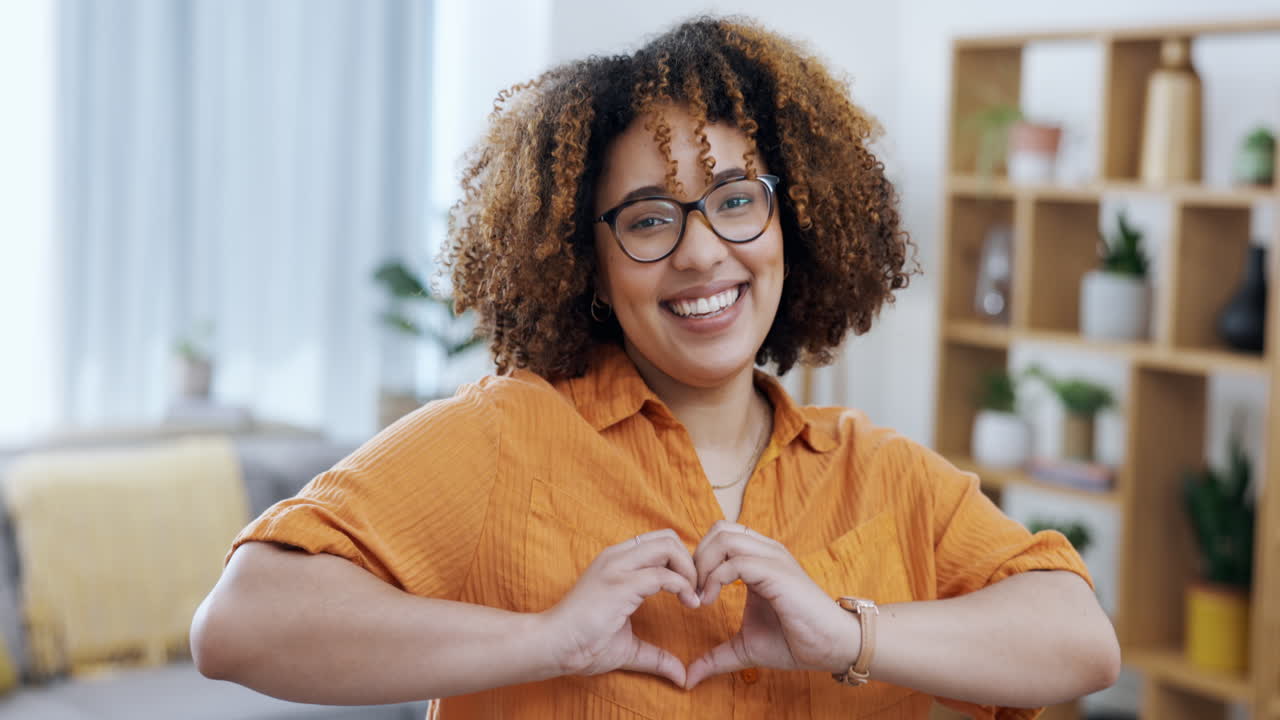 retrato, corazón y gesto de la mano con una mujer