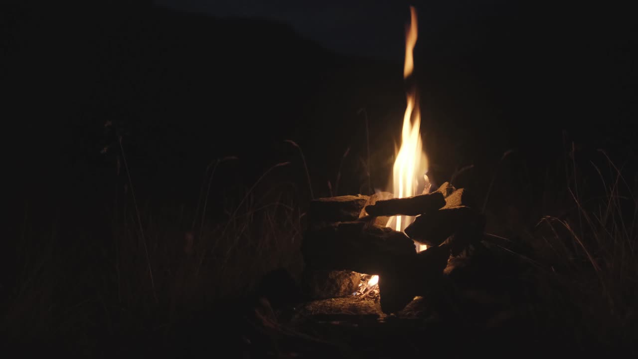 산에서 하이킹을 한 후 밤에 불타는 모닥불을 클로즈업