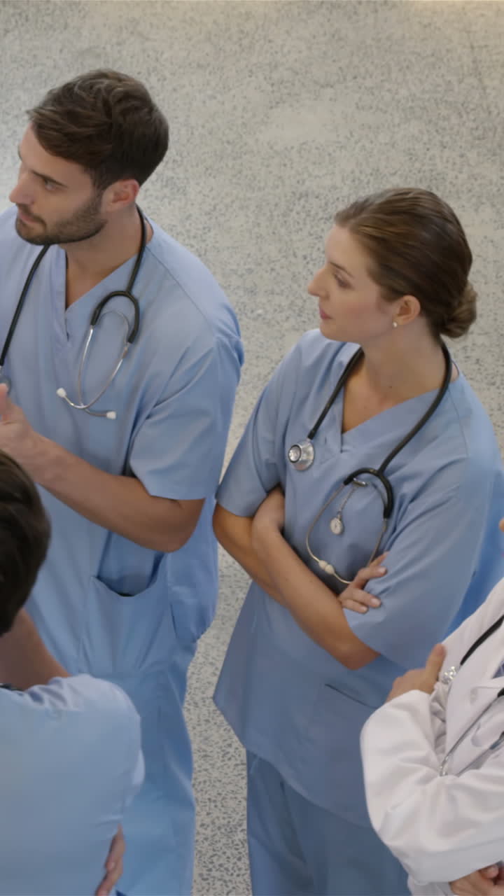 Vista dall'alto di un'equipe medica che parla