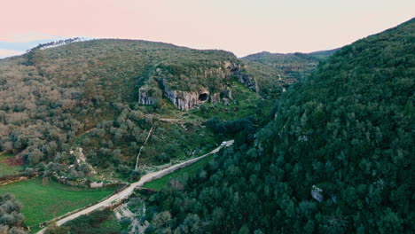 Buracas-Tal-In-Portugal,-Lange-Weitwinkelaufnahme