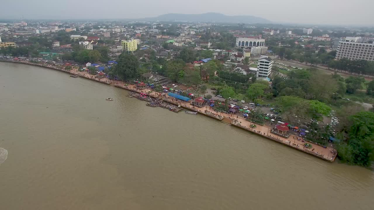 toma aérea de surat thani, río y ciudad provincia de surat thani, tailandia