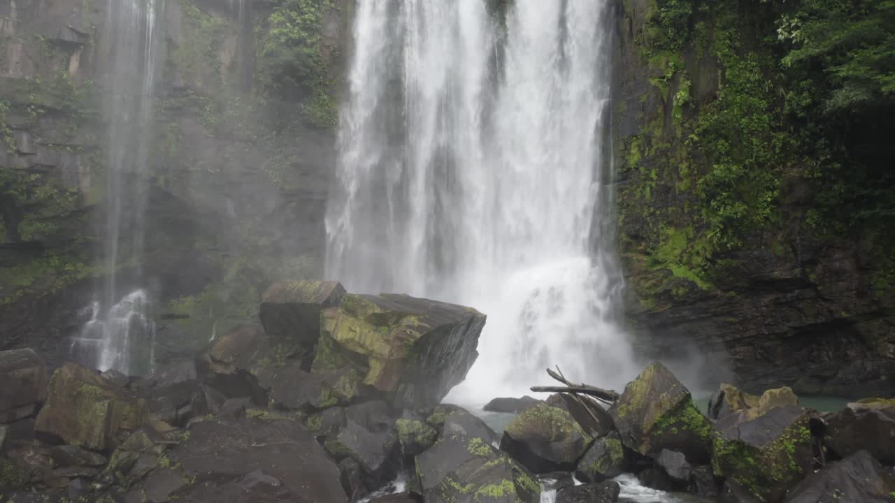 Rekaman Drone Jarak Dekat dengan Kemiringan Air Terjun Nauyaca Kosta Rika