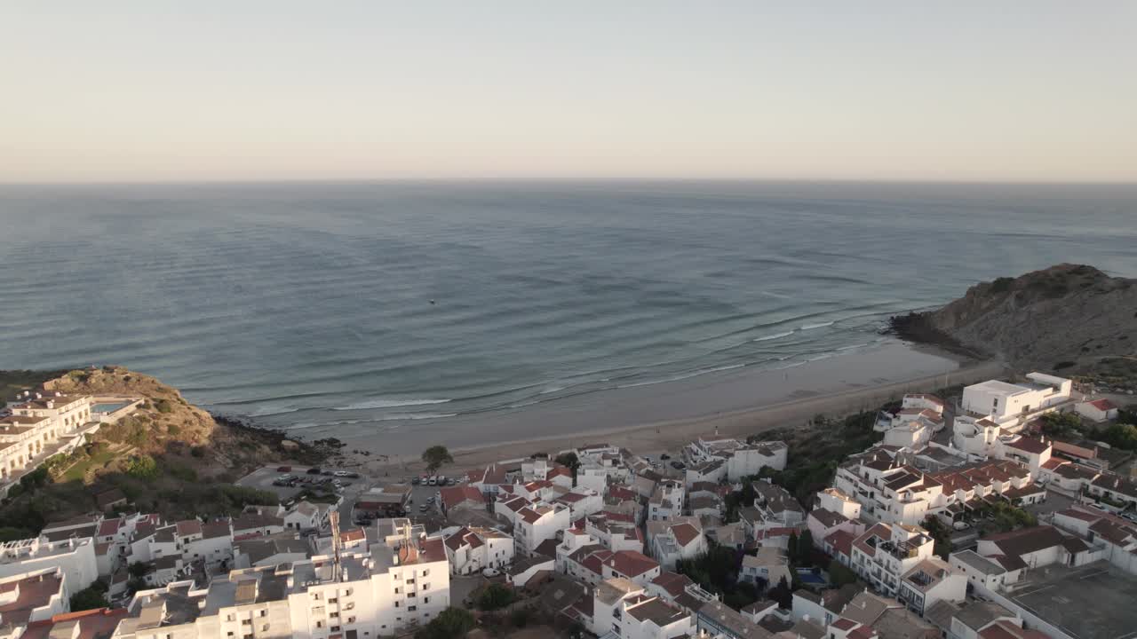 hora dorada en la playa de burgau en portugal con estancias de vacaciones cercanas