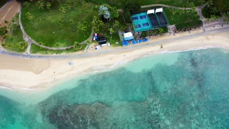 tomada aérea de drones de las canchas de pickle ball y el hotel castle waikiki shore en oahu