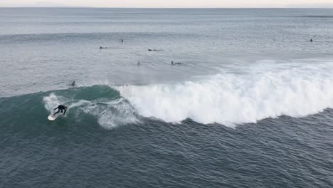 valiente surfista montando olas perfectas en aguas frías de islandia, antena