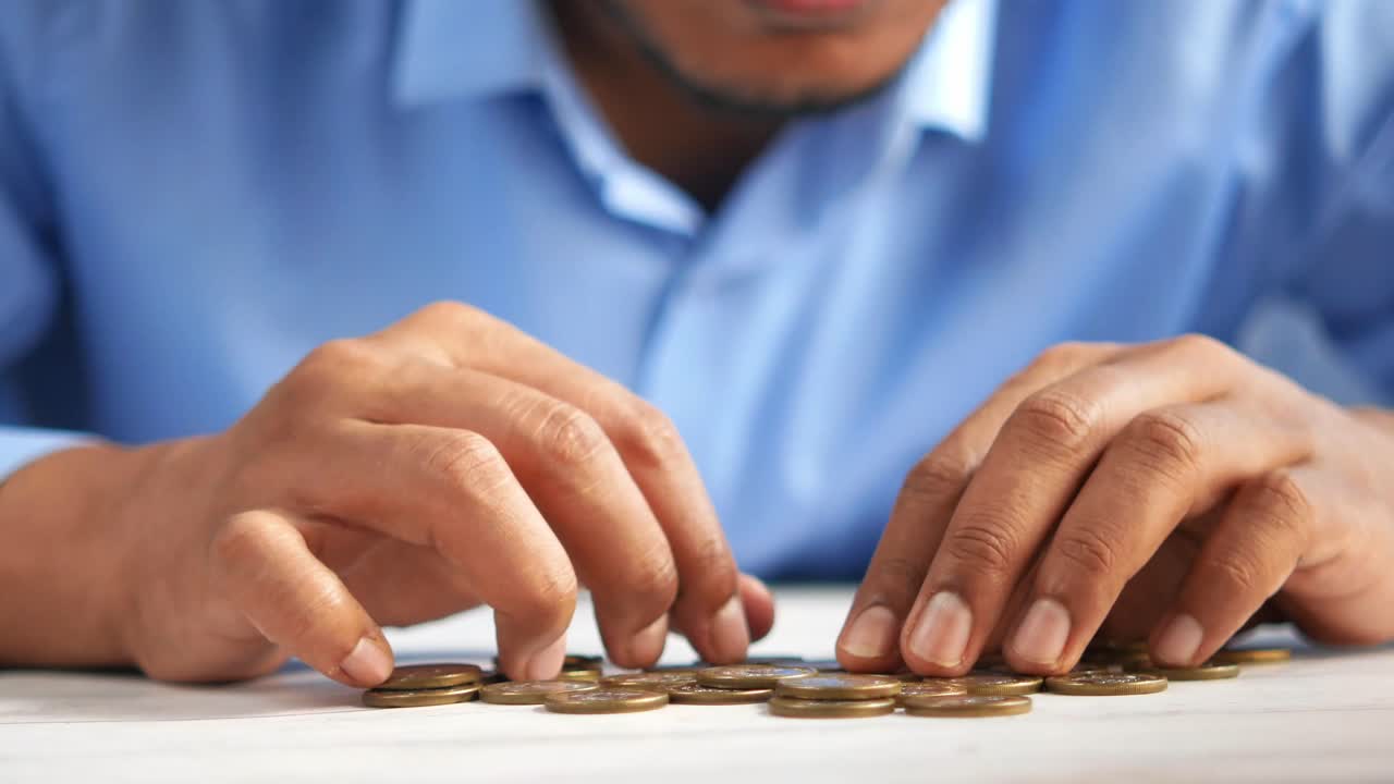 persona que cuenta las monedas