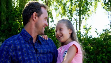 Hija-Jugando-Con-Su-Padre-En-El-Parque