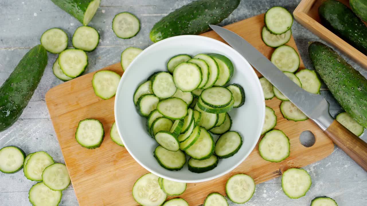 호박 조각이 그에 떨어집니다.