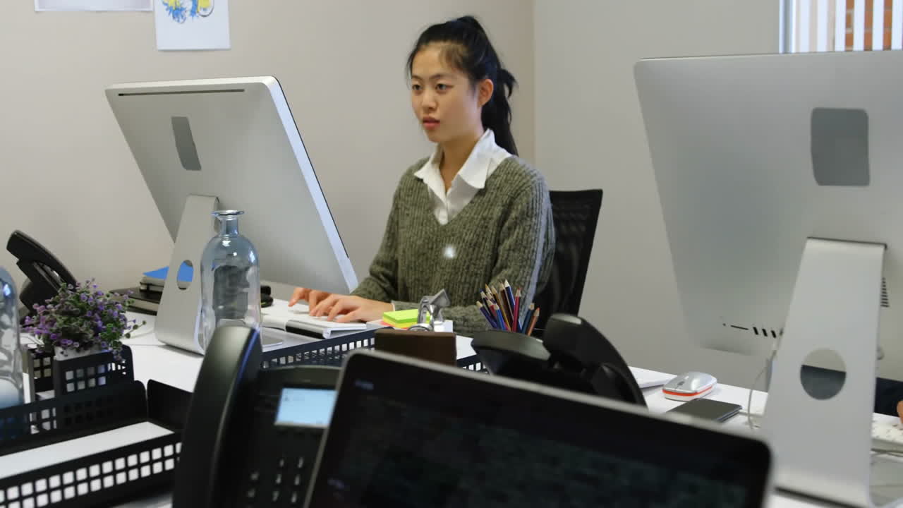 사람들과의 연결 네트워크의 애니메이션 아이콘은 사무실에서 아시아 사업가입니다.