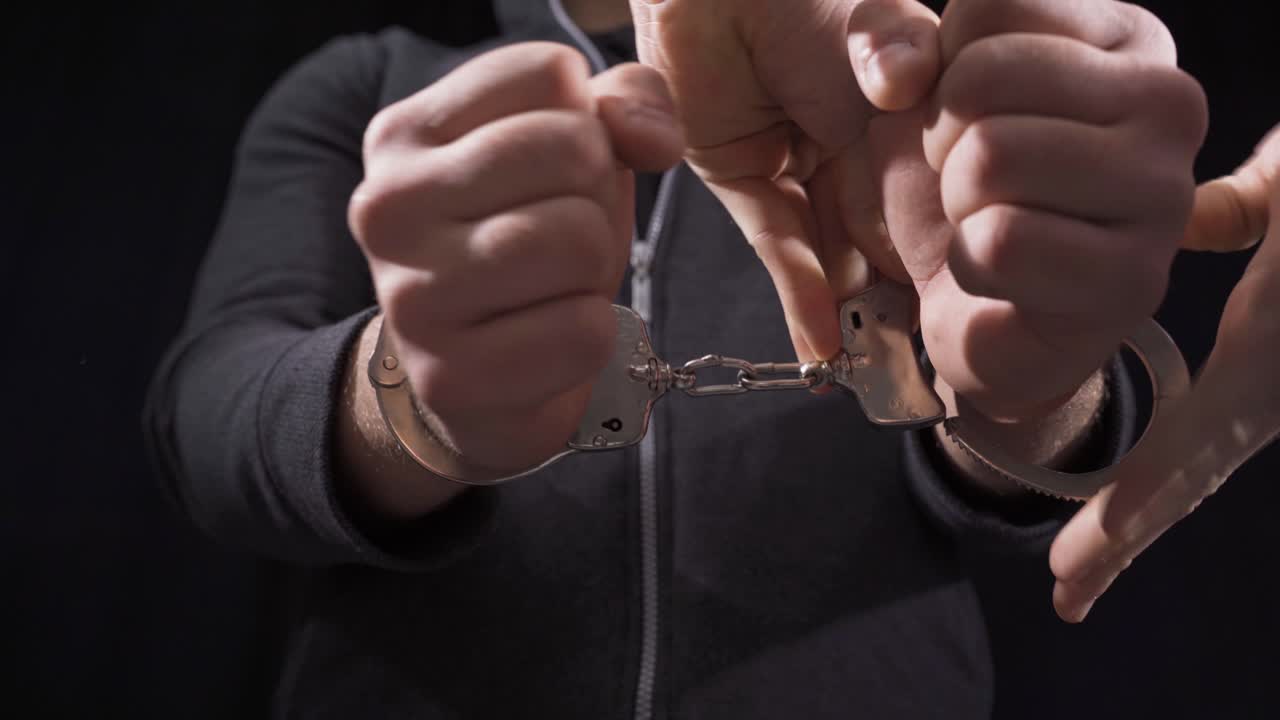 수갑. 범죄자를 잡고.