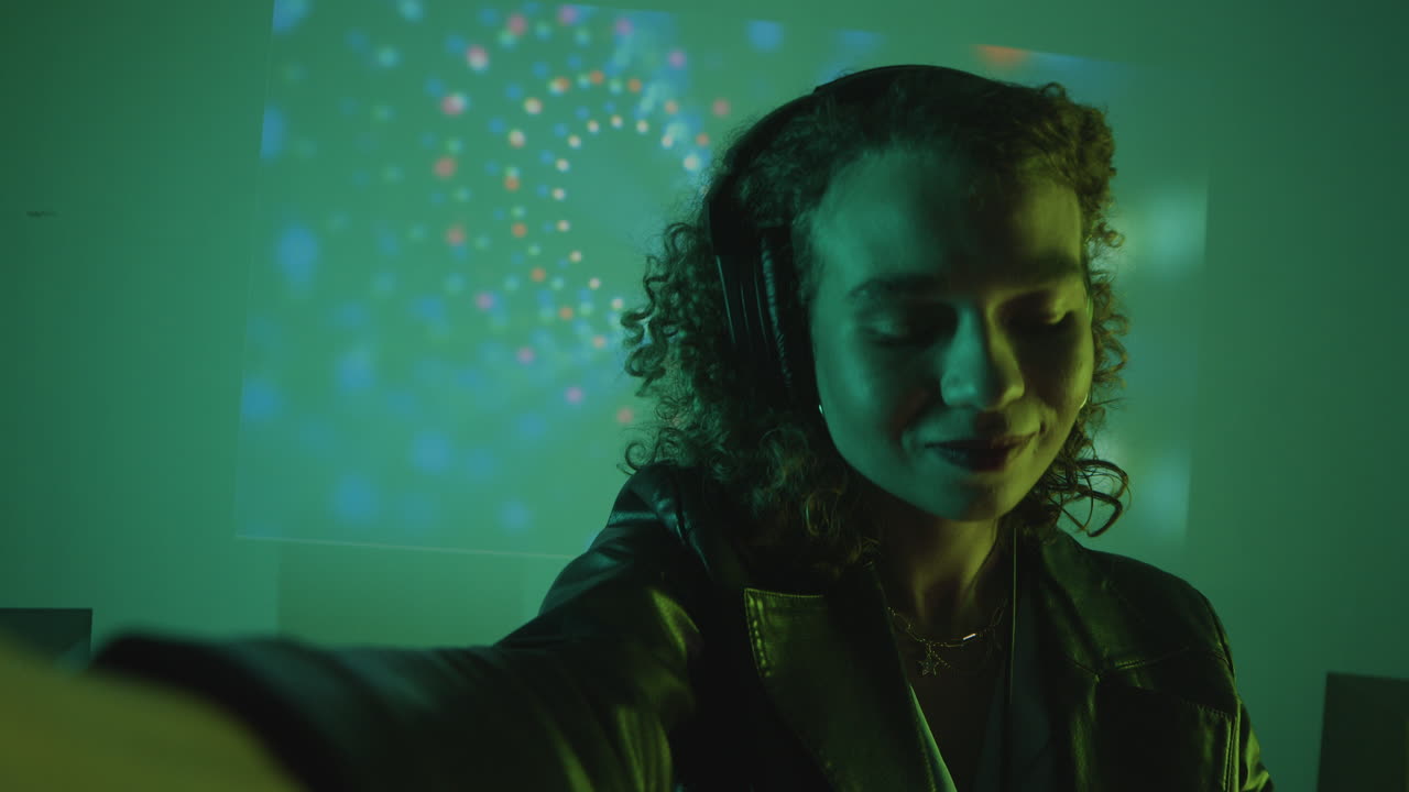 dj bailando con la música