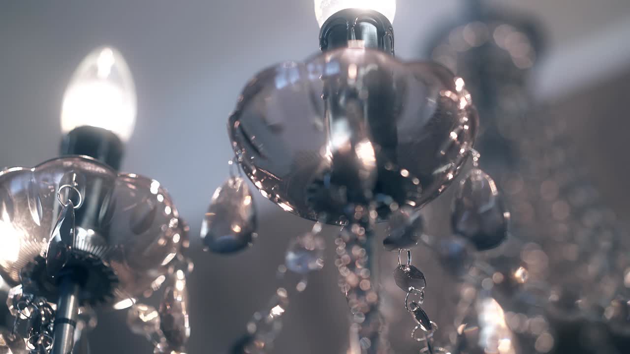 투명한 펜던트와 불타는 램프가 있는 아름다운 들리어, 클로즈업