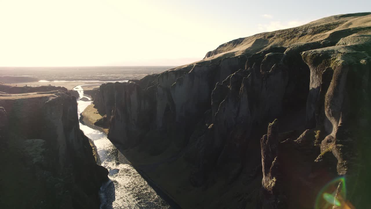 dolly aérea cinematográfica dentro del famoso cañón del río en islandia, amanecer