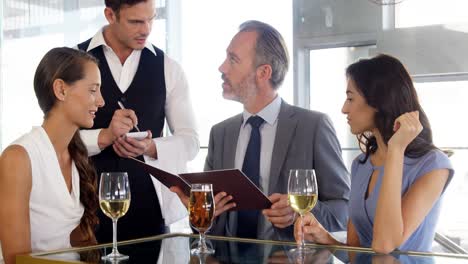 tres personas ordenando su comida