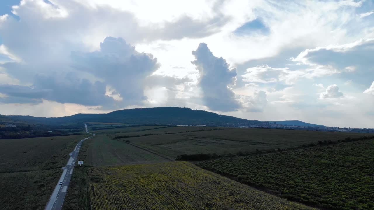 농업 분야와 교통 도로의 풍경 - 공중 패닝 샷