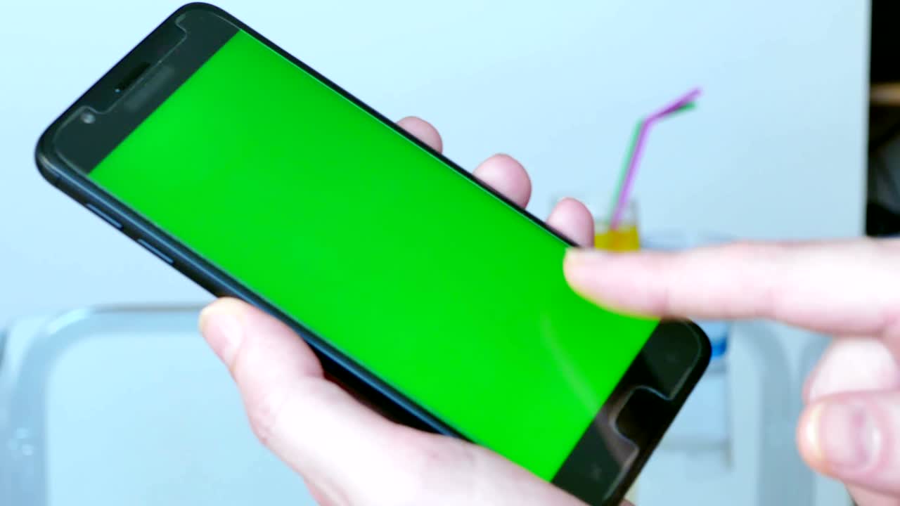 메시지를 보내고 스마트폰을 사용합니다.