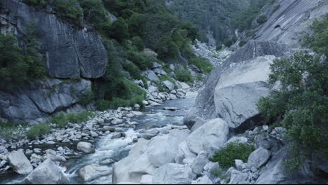 El-Arroyo-De-La-Montaña-Fluye-A-Través-Del-Paisaje-Del-Valle-Alpino-Gris-Rocoso-Salvaje