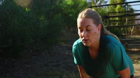 una mujer cansada relajándose en el campamento de entrenamiento.