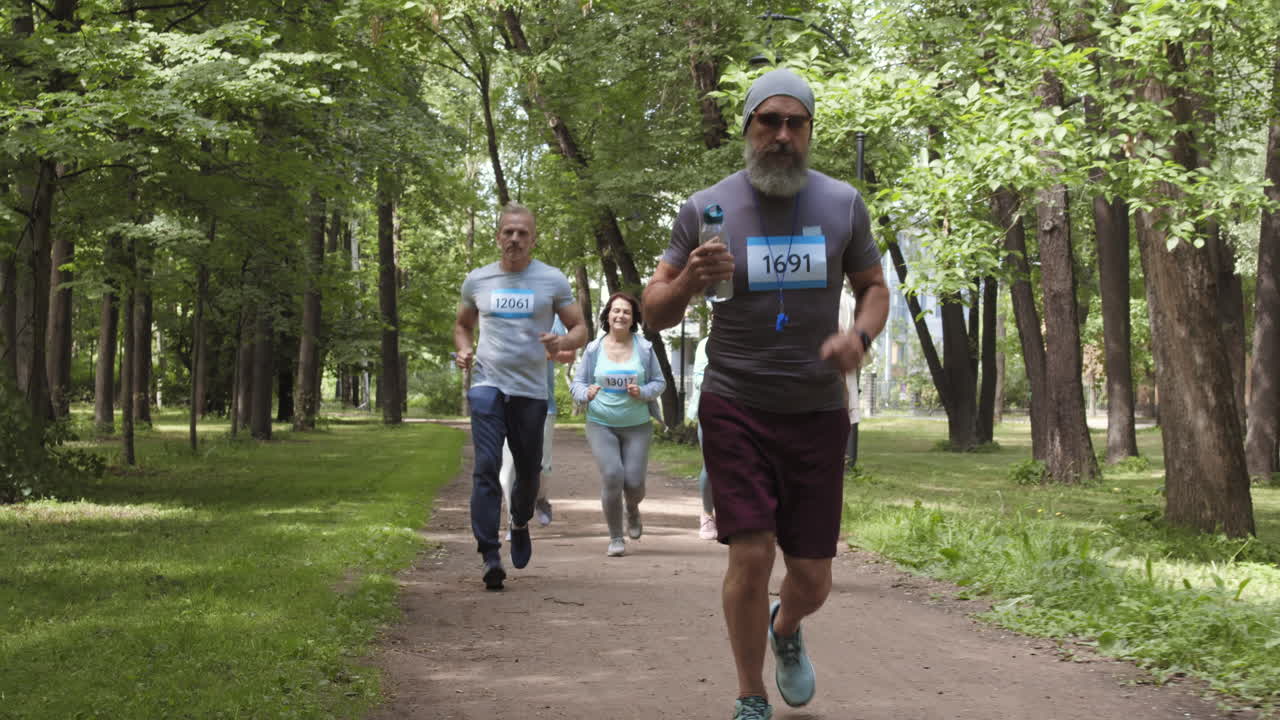 공원 에 있는 달리기 선수 들 의 그룹