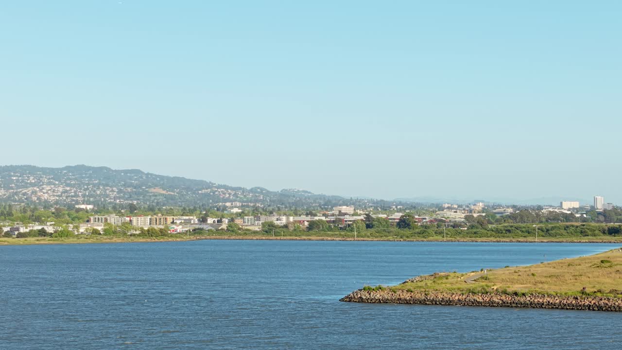 Una vista aerea con drone evidenzia la disposizione tranquilla del Cesar Chavez Park, annidato a Berkeley, California, accanto alla Baia di San Francisco.