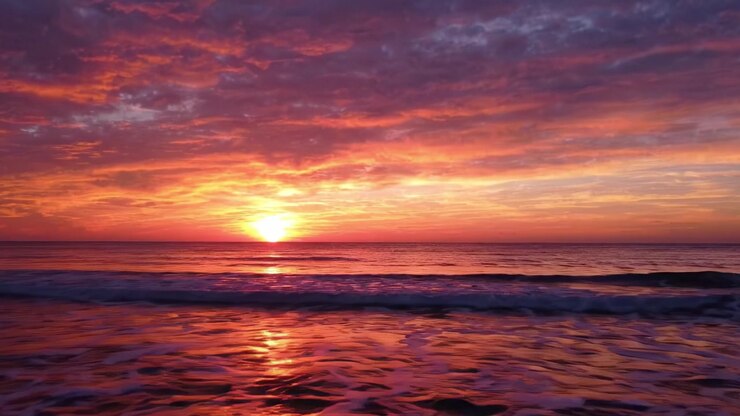Stunning Sunset Over Serene Ocean: Breathtaking Views of Vibrant Colors Reflecting on Calm Waters Captured in a Tranquil Moment of Nature's Beauty