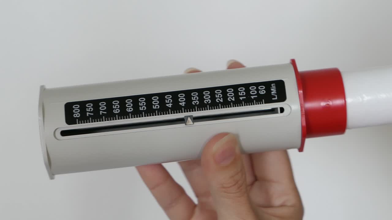 persona que utiliza la medición del flujo máximo de pef para probar la velocidad máxima de flujo espiratorio, asma