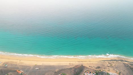 Paisaje-Marino-De-Verano-Hermosas-Olas,-Agua-De-Mar-Azul-En-Un-Día-Soleado