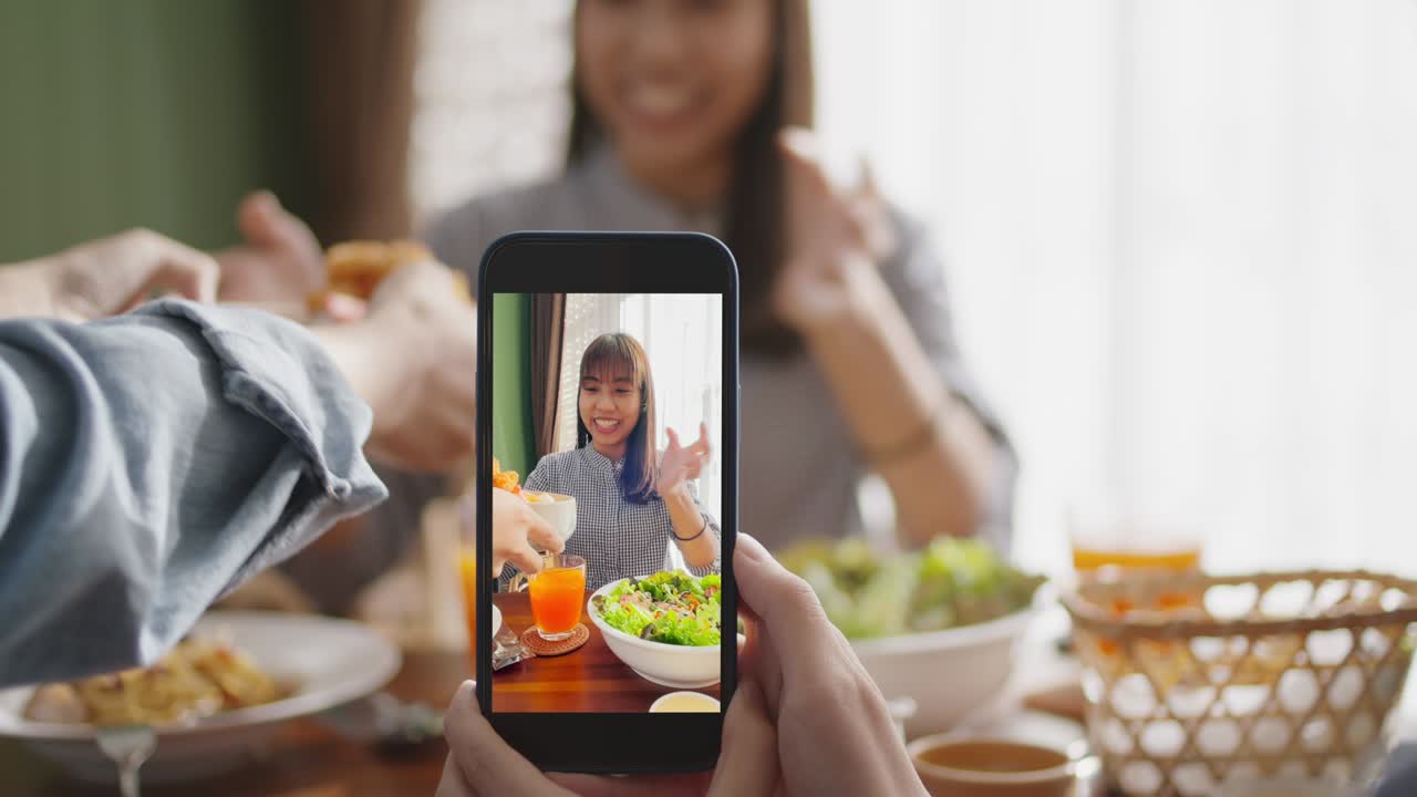 el creador de contenido divertido en el café.