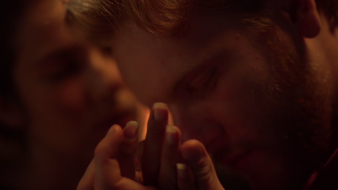 부드러운 남자가 손을 키스합니다. 감각적인 연인들은 신혼여행 데이트에서 로맨스를 느 ⁇ 니다.