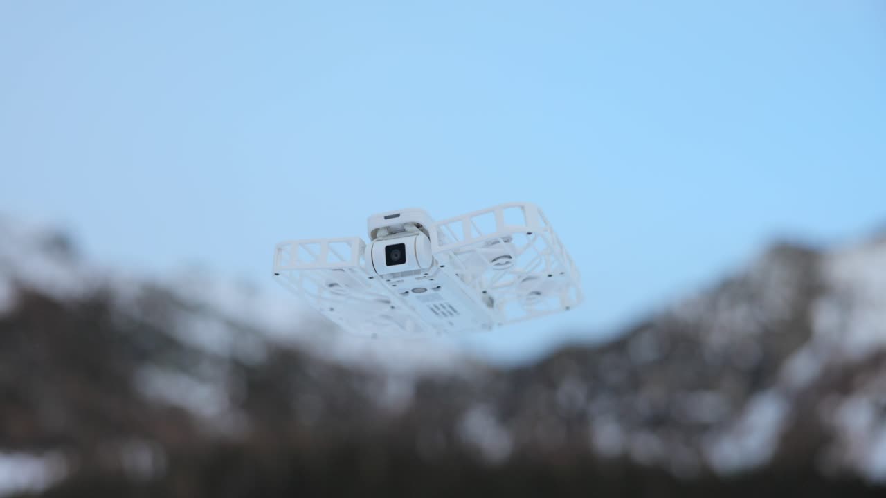 hoverair x1 자율 비행 카메라 드론과 박이는 녹색 불빛