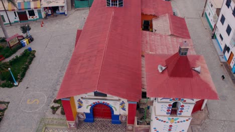 toma de adelantamiento de la iglesia colorida distintiva en la ciudad de antioquia, perú, lima