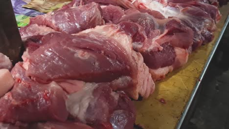 primer plano de carne de cerdo o cerdo en una exhibición en un mercado tradicional en indonesia