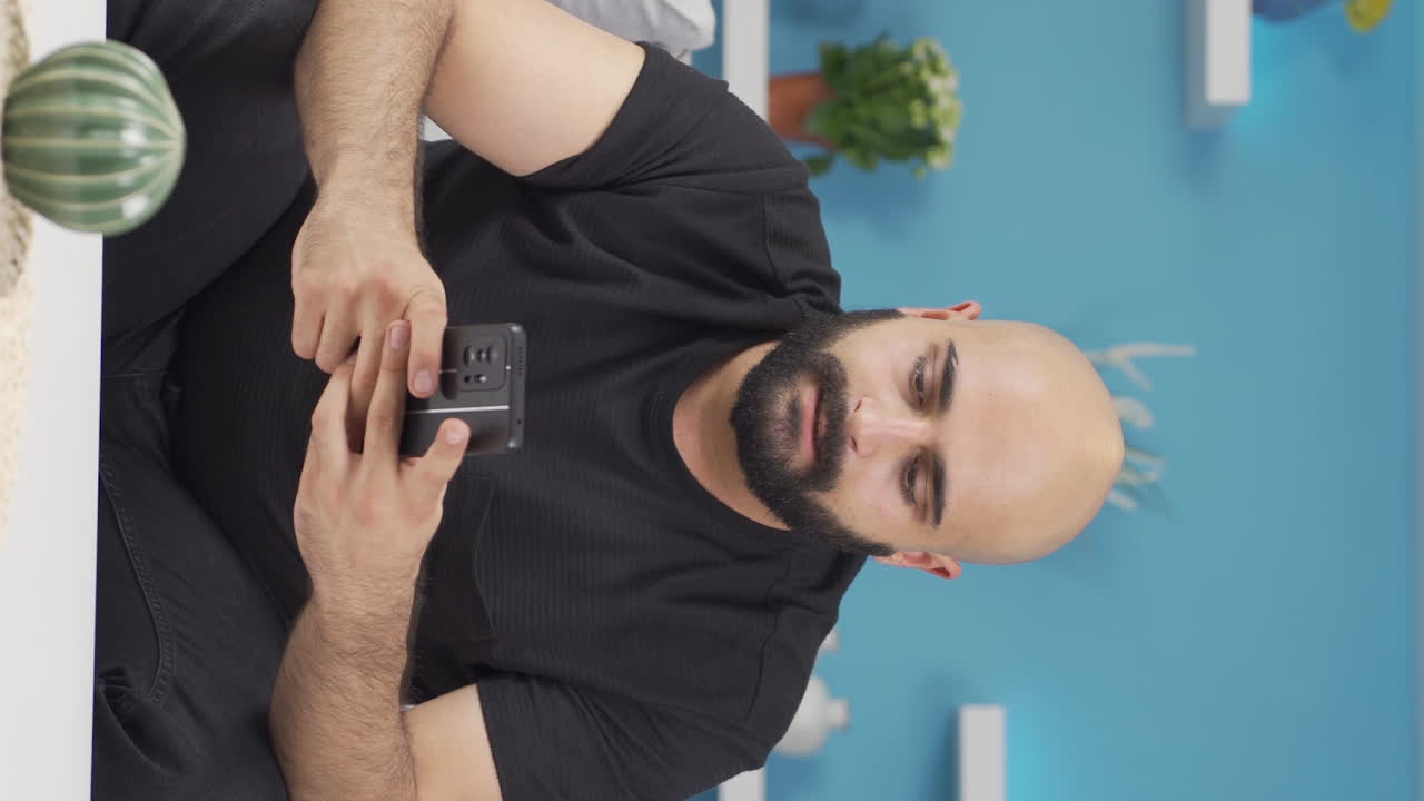 Vertical video of The man arguing in the messaging is angry.