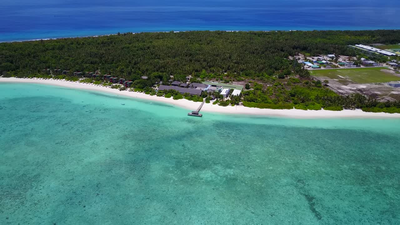 amplia antena panorámica a través de la isla de maldivas