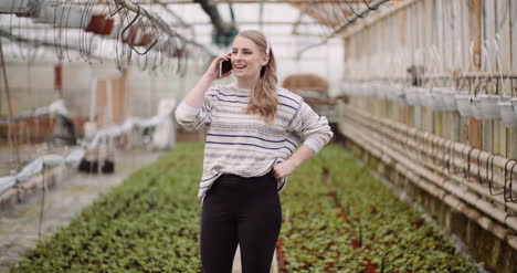 Landwirtschaft-Gärtnerin-Mit-Handy-Im-Gewächshaus-4