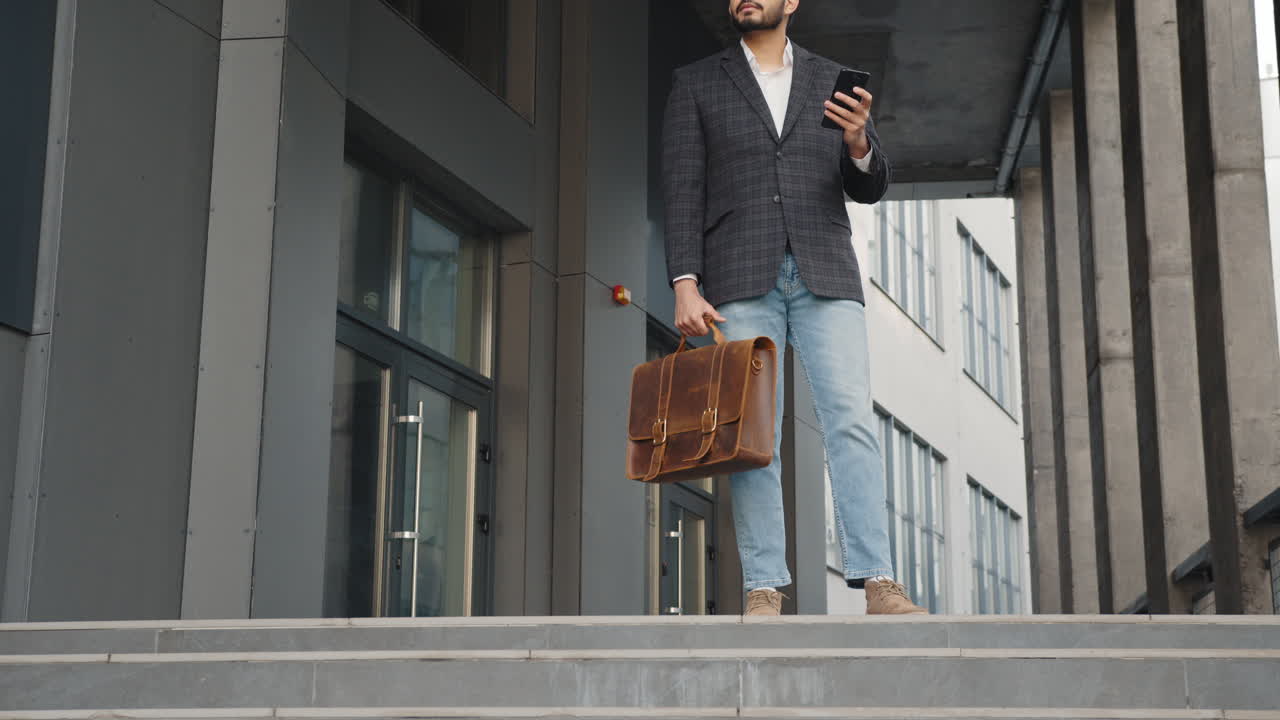 hombre de negocios caminando al aire libre