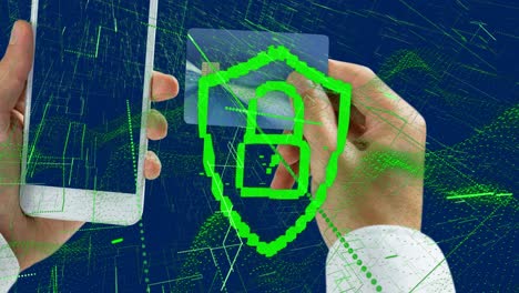 animación de escudo digital con candado sobre las manos de un hombre caucásico con tarjeta y teléfono inteligente