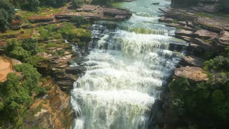 cascada rajdari devdari y la presa latif shah y el lago chandraprabha vista aérea