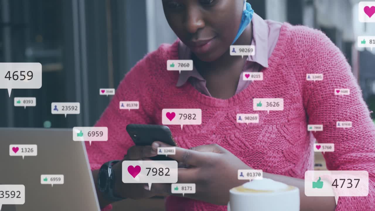 animación de iconos y números de redes sociales sobre mujeres afroamericanas que usan teléfonos inteligentes
