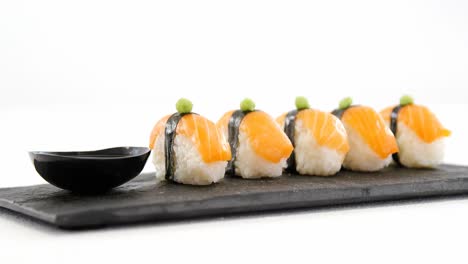 Nigiri-Sushi-Serviert-Auf-Schwarzem-Steinschiefer