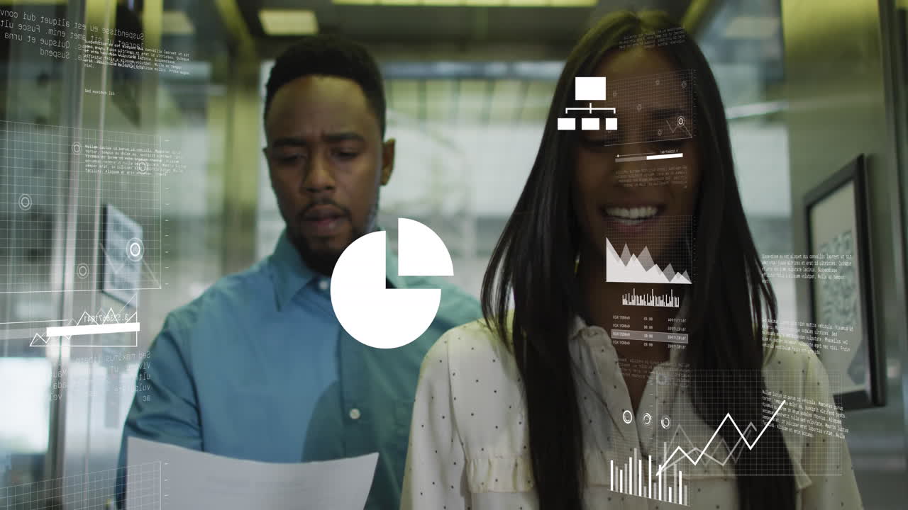 animación del procesamiento de datos financieros sobre diversas personas de negocios en la oficina