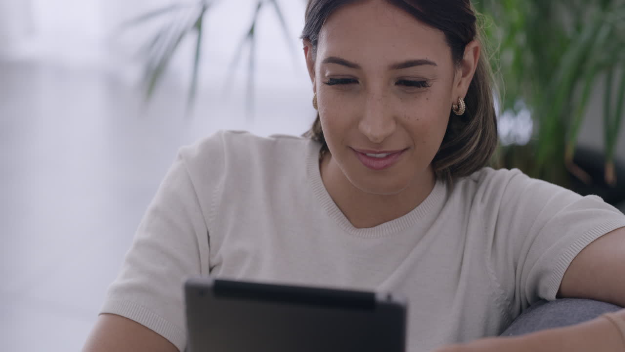 retrato de una mujer usando una tableta digital para navegar
