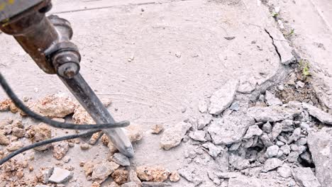 martillo neumático rompiendo asfalto. primer plano de mano