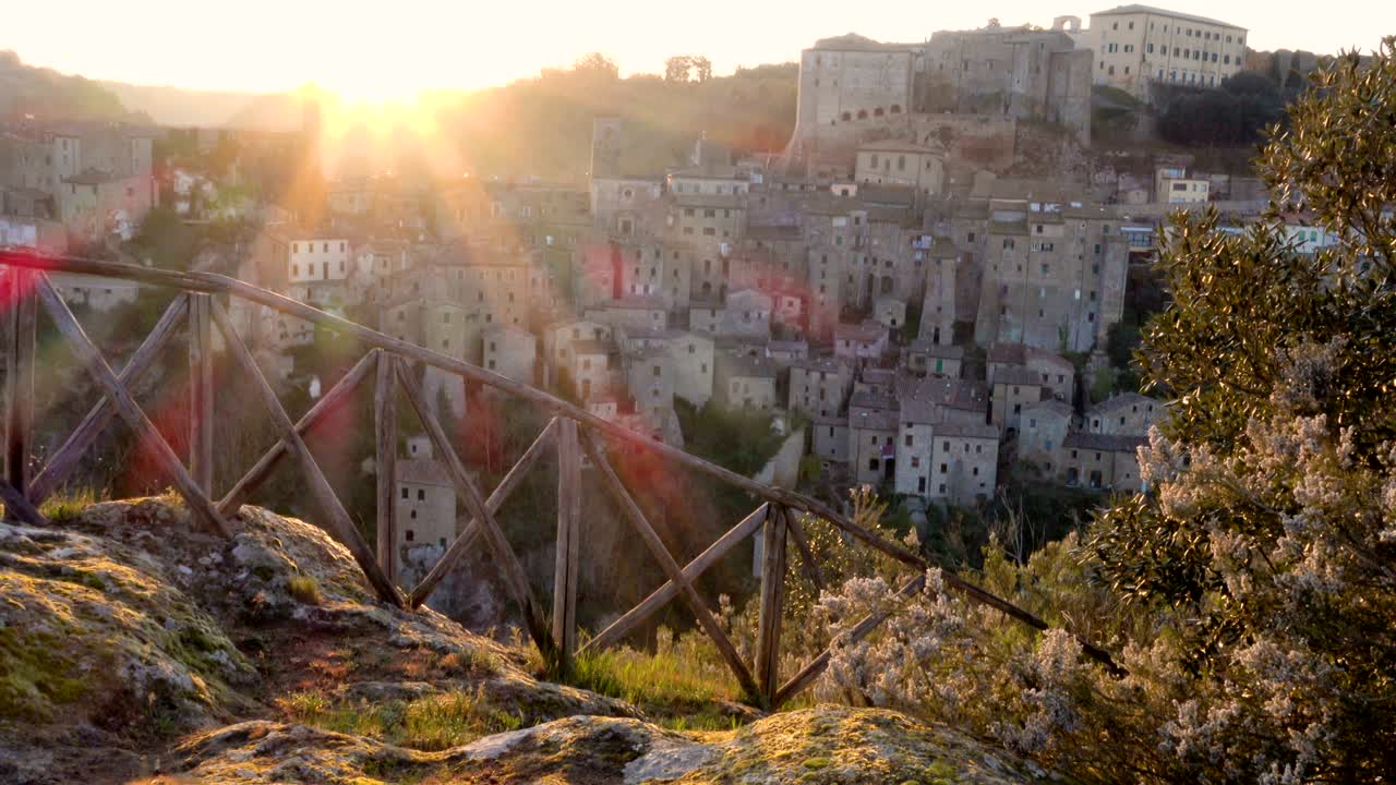 오래된 유명한 투프 도시 소라노의 전망