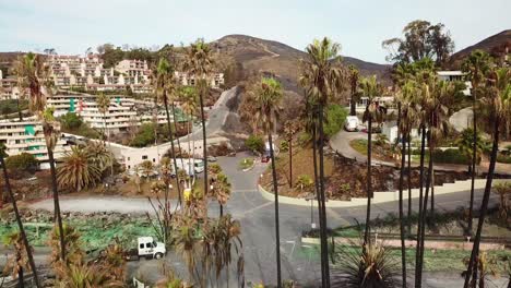 antena sobre un edificio de apartamentos quemado carbonizado en ventura california tras el incendio forestal de thomas en 2017 4