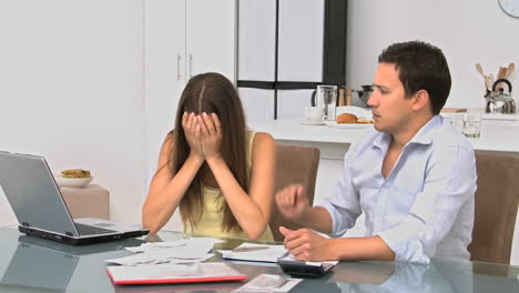 pareja preocupada por sus facturas